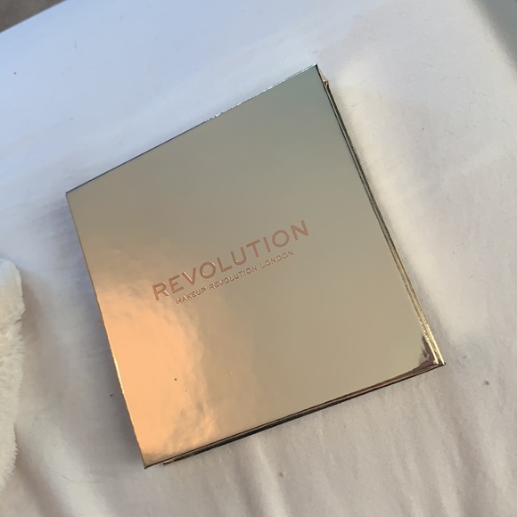 Revolution highlighter quad pallete - Picture 2 of 2